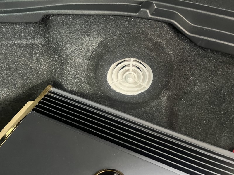 左右にダクト配置で快適冷却