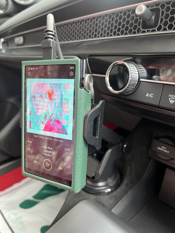 自由の効くホルダーを交換出来る事も考えて丸にしました。